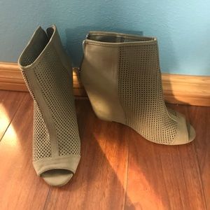 Juicy Couture tan cage wedges